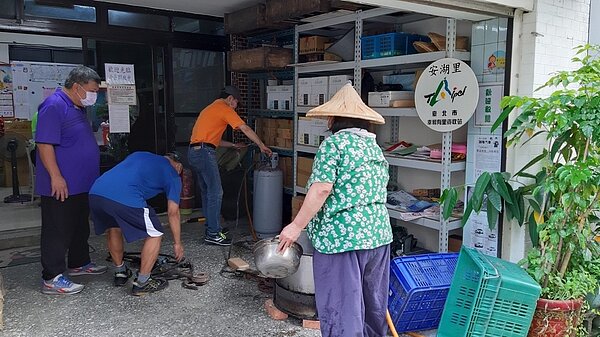 里民分工合作，一同參與現場煮肉粽活動。圖／取自台北市鄰里服務網	