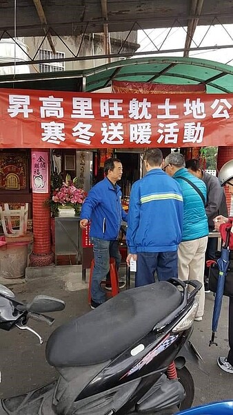 慰問低收入戶及弱勢家庭。易小滿攝