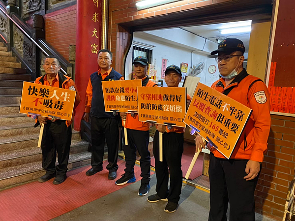 守望相助隊進行民眾宣傳。圖片由周宥峻里長提供
