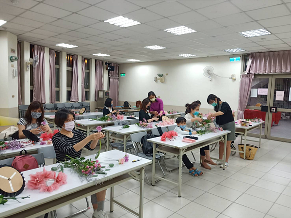 活動中心插花課。圖片由周宥峻里長提供
