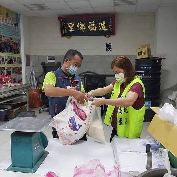 愛心滿人間。易小滿攝