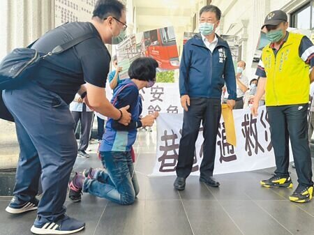 高雄鳳山區三誠路60巷21弄因建商買地圍路,導致道路縮減,嚴重影響通行,高市議員李雅靜12日率當地居民到高市議會陳情,更有民眾下跪請託高市府給大家安全的居住環境。(洪浩軒攝)