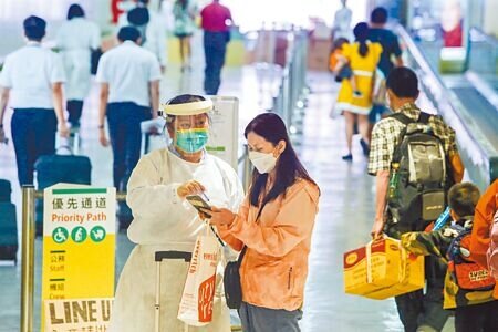 入境0+7免隔離13日上路,桃園機場將恢復常態入境通關,旅客入境不用再大排長龍查核入境健康聲明,只需要領取快篩試劑。(陳麒全攝)