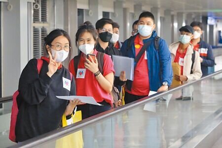 校園防疫再鬆綁,但境外生入境需一人一室,有大學表示,學校宿舍幾乎都不合規定,希望未來能再放寬或解除。圖為桃園機場入境的境外生。(本報資料照片)