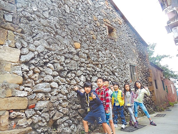 基隆市八斗子老街的咕咾厝,歷經歲月及惡劣天候摧殘,多數已經崩塌受損。(基隆鳥會提供/張志康基隆傳真)