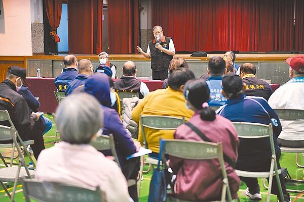 上月強震侵襲花東,縣府祕書長饒忠說明相關權益、修繕補助費用。(花蓮縣府提供/王志偉花蓮傳真)