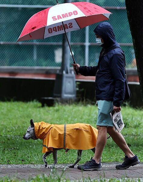 桃園跟花蓮以北都有降雨機會，大部分的地方都是零星降雨，時間也短，降雨比較頻繁的還是在基隆北海岸、宜蘭，預期持續影響到周五白天。聯合報系資料照