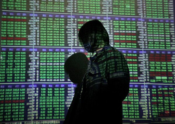 台股今日盤中再度跌破萬三關卡並再創近期新低點。聯合報系資料照/記者陳正興攝影