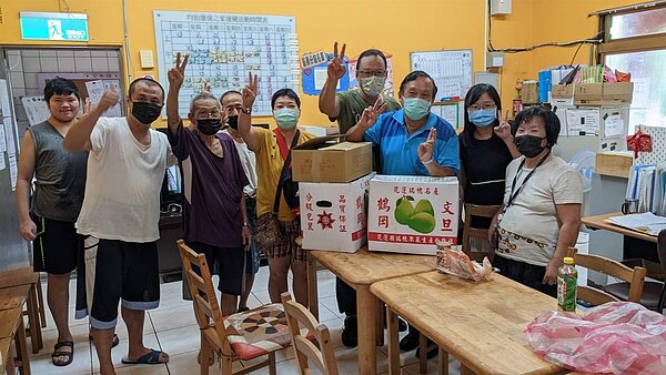 萬美里贈送義光育幼院柚子。圖／取自「臺北市鄰里服務網」
