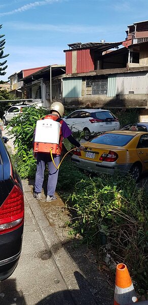 陳文乾里長進行消毒作業。圖／取自「陳文乾」臉書
