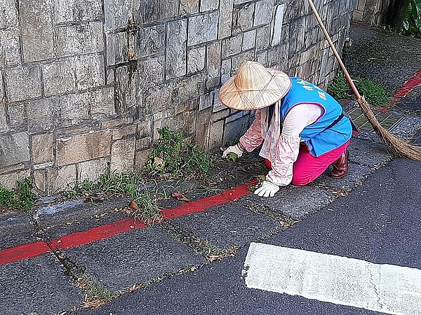 樟林里環保志工拔除雜草。圖／取自「陳文乾」臉書
