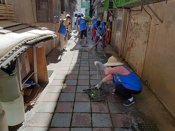 樟林里環保志工盡力地清潔。圖／取自「陳文乾」臉書
