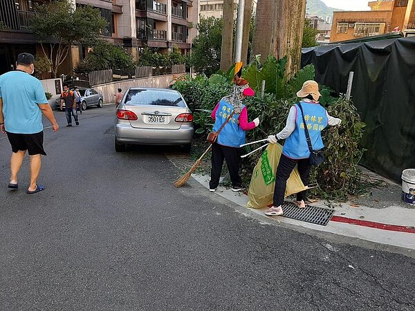 樟林里環保志工仔細清潔每一處。圖／取自「陳文乾」臉書