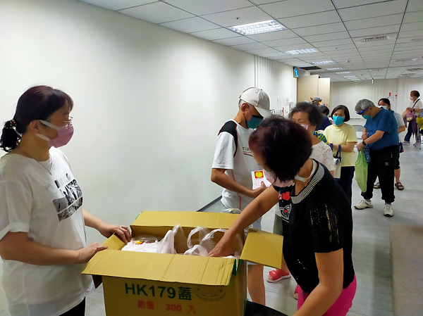長者依序領取共餐餐點。圖／吉仁里里長李全長提供
