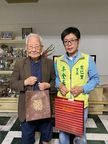 吉仁里里長李全長與里民合照。圖／吉仁里里長李全長提供
