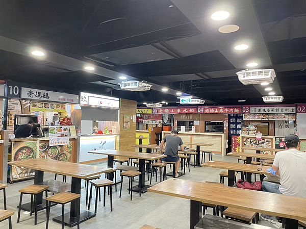 中崙市場二樓美食街內部。圖／吳珮瑜攝

