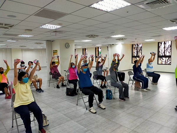 提早到里民活動中心做簡單的伸展運動。圖／吉仁里里長李全長提供
