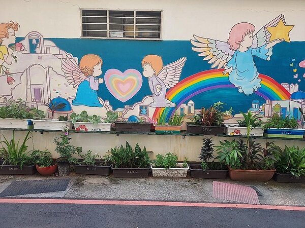 彩繪牆的小天使張開翅膀，象徵和平喜悅。圖／易小滿攝