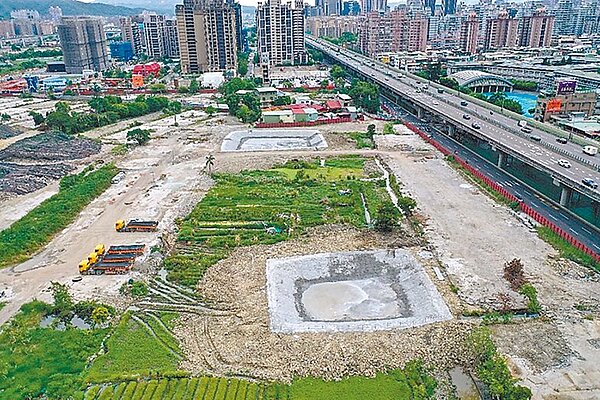 塭仔圳工區內共設置18座臨時滯洪沉砂池,等同約17.5座奧運標準泳池的容水量。(新北市地政局提供)