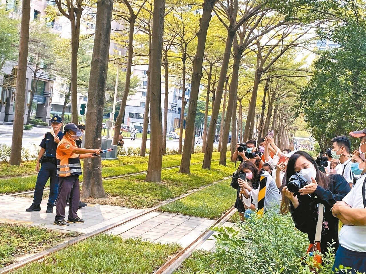 高雄輕軌「龍貓隧道」成高雄最夯打卡拍照景點，遊客會站在行人穿越道拍照，捷運警察和義交在現場叮嚀民眾勿闖軌道。記者石秀華／攝影 