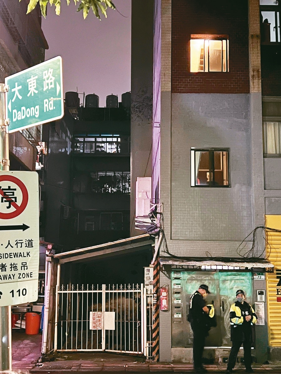 台北市士林大東路昨天發生命案，馬來西亞籍女大生疑遭陳姓男子掐死，警方在屋內2樓雅房採證。記者蕭雅娟／攝影 