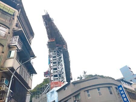 命名為「基隆塔」的豎梯正在興建中,根本不知道何時啟用,基隆市議員質疑,工程至今未完工,也沒有相關委外經營計畫,但市府就編列豎梯及信二路防空洞水電及營運費用。(張志康攝)