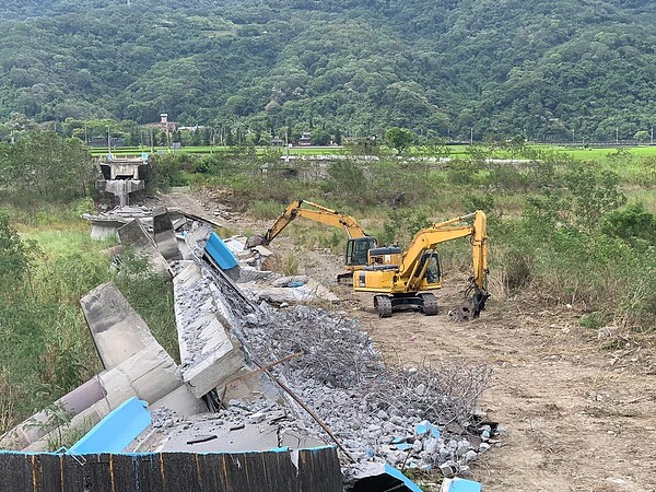 花蓮縣崙天大橋在918震災中嚴重受損，近日動工拆除，重建期間縣府將設溪底便道供民眾通行。圖／花蓮縣府提供