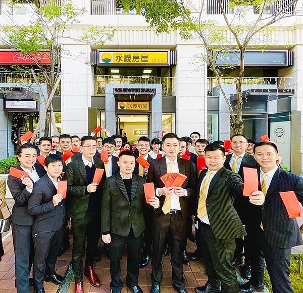 永義房屋南屯豐樂捷運加盟店紀志輝店東表示，在永慶健全的聯賣環境下，一家委託能有萬人服務，省下許多開發時間。圖／永慶房產集團