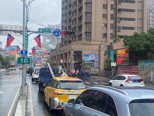 新莊區中正路與建國一路、大觀街等2處路口,將自明(15日)起開放機車可直接左轉。圖/新北市政府提供