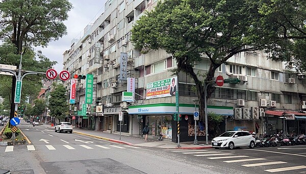 實價揭露,台北市民生社區一間店面今年5月交易,約15.5坪,總價4550萬元。圖/全球居不動產提供