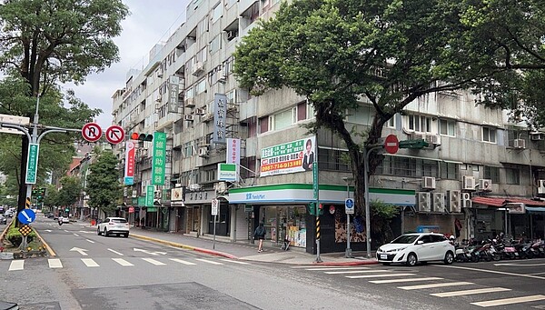 實價揭露，台北市民生社區一間店面今年5月交易，約15.5坪，總價4550萬元。圖／全球居不動產提供
