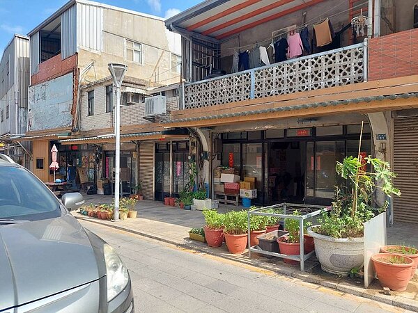 馬祖地區在14日上午11點3分出現無預警大停電，街上的店家內部都漆黑一片。圖／讀者提供