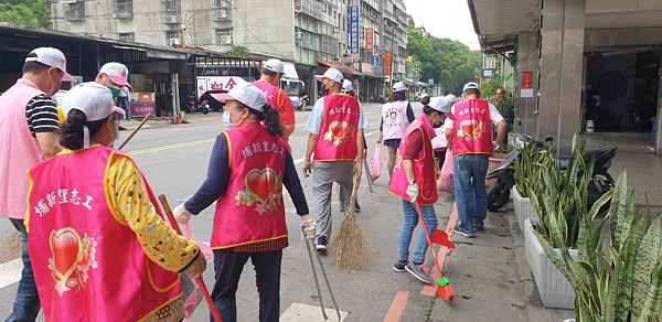 志工的清潔工作。圖片由蔡桂英里長提供
