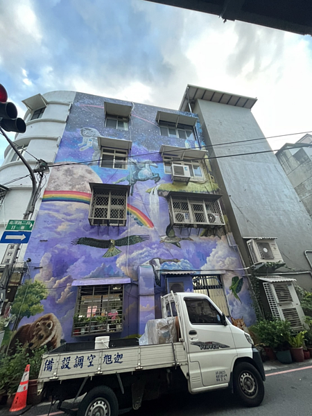 美聯社附近的彩繪牆。廖家平攝
