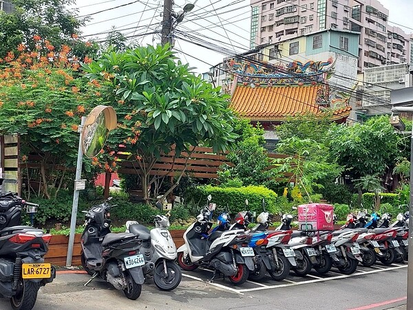 宮廟是共餐聚會場所。圖／易小滿攝