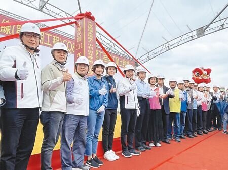 台北市長柯文哲(左七)、新北市長侯友宜(左六)昨日參與捷運新北樹林線開工動土典禮。(蔡雯如攝)