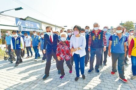 
彰化濱海工業區開發工程二號聯絡道路濱二路14日正式通車，彰化縣長王惠美扶老攜幼走一程。（吳敏菁攝）
