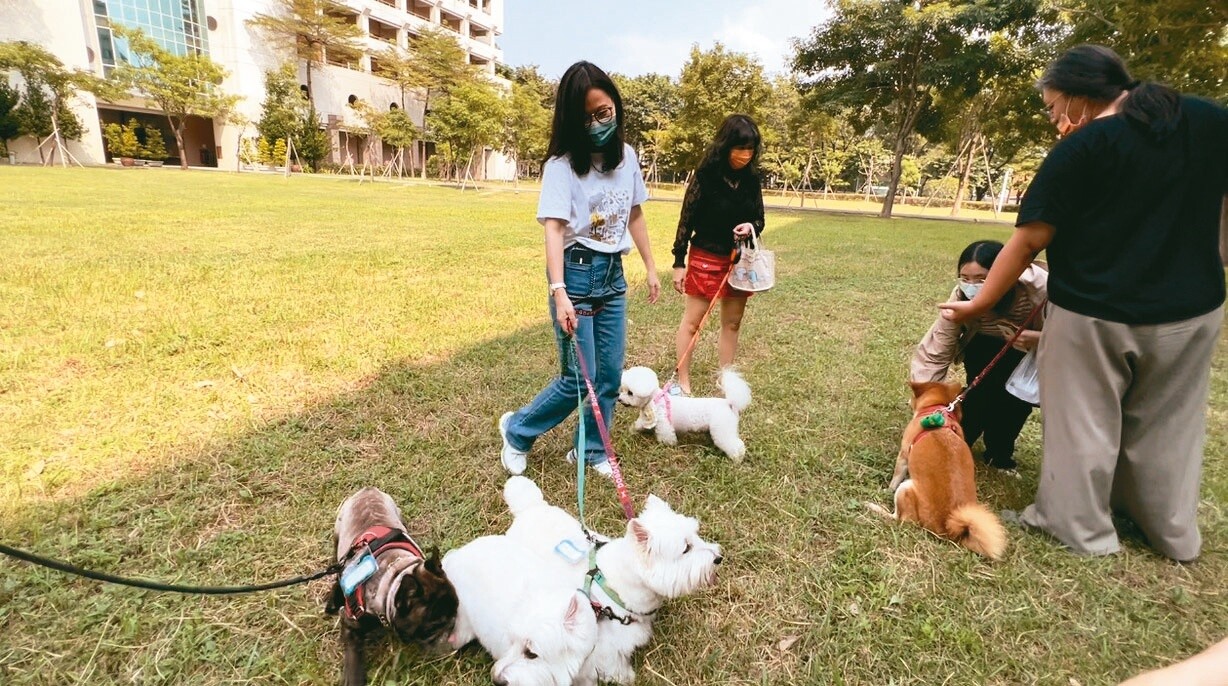 高市觀光局長周玲妏飼養的一對愛犬，昨也帶到場。記者王昭月／攝影 