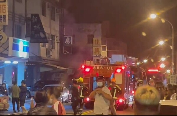 花蓮縣新城鄉知名的佳興冰菓店,晚間傳出火警。記者王燕華/翻攝