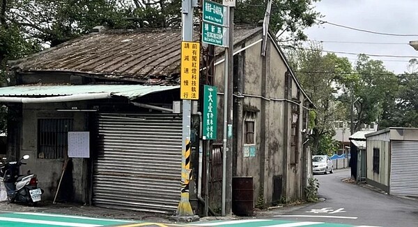 桃園市楊梅區水美國小旁巷道狹小，易出車禍，經會勘後將拓寬。圖／市議員李家興提供