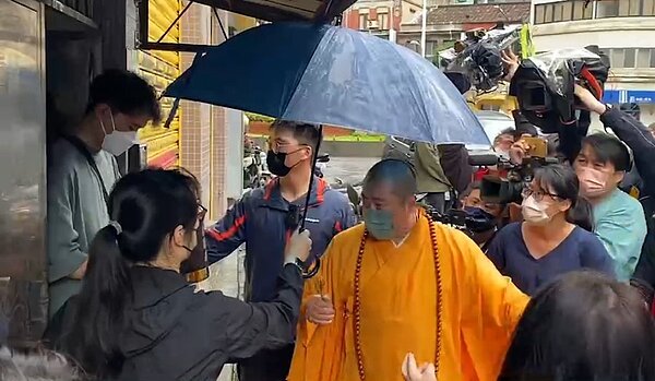 蔡姓死者家屬15日到死者租屋處進行招魂。記者李隆揆／翻攝