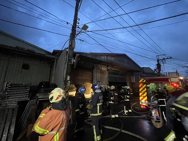 新北市蘆洲區仁愛街今天清晨又發生違章鐵皮工廠火警，消防隊趕抵搶救。記者林昭彰／翻攝