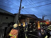 蘆洲鐵皮工廠火警　道路標線油漆工程貨車也燒毀