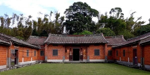 桃園大溪內柵路二段上的簡送德古宅,修復工作延宕多年,今年8月受文化部核定經費,預計今年底公告招標。圖/桃市府文化局提供