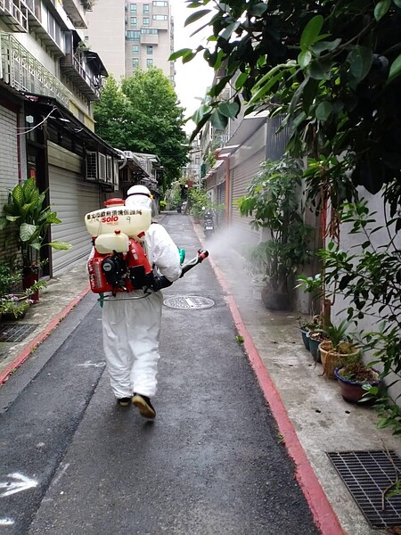 螢圃里區消毒。圖／取自「臺北市鄰里服務網」