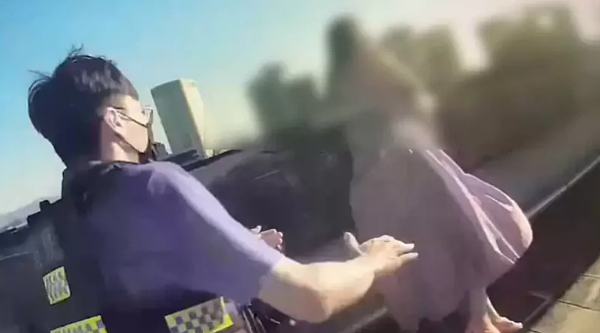 台北市敦化南路派出所日前接獲報案,忠孝東路四段一處大樓15樓頂,有一名穿紅衣婦人意圖自殺。警方火速趕到現場,發現林姓女子因感情緣由攀爬到大樓樓頂要輕生。警方偕同消防人員現場戒備,勸說林女不要以自殺作為解決問題途徑,警方及時將林女帶離大樓頂樓牆邊,解除危機後耐心勸說,林女才打消輕生念頭,並隨警方及消防人員下樓。記者廖炳棋/翻攝