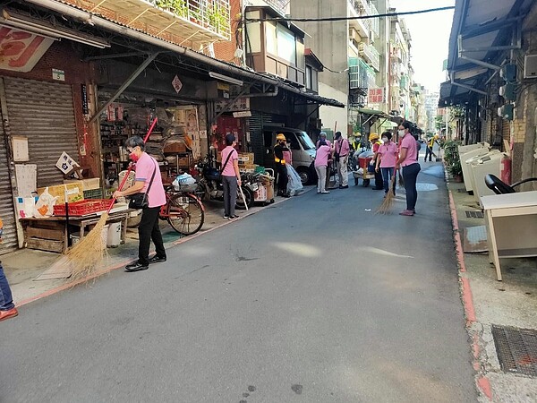 螢圃里環保志工。圖／取自「臺北市鄰里服務網」