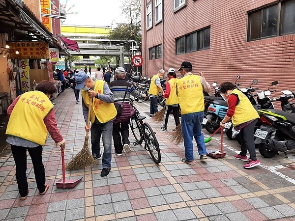 隊員一同清掃富民里街道。圖／里長范添成提供