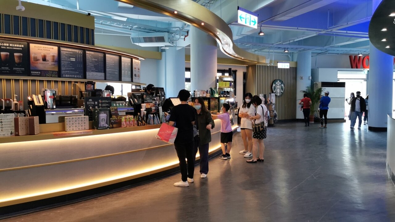 1樓賣場內有南迴第1家星巴克。記者卜敏正／攝影 
