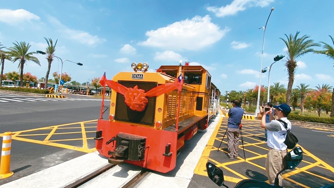 全國第一條嘉義縣台糖蒜頭糖廠五分車，延駛高鐵嘉義站，營運叫好不叫座。記者魯永明／攝影 